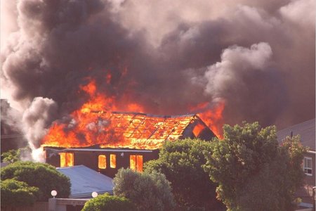 Yvonne Joubert se komposisie-foto met ‘n brandende woning as fokuspunt 